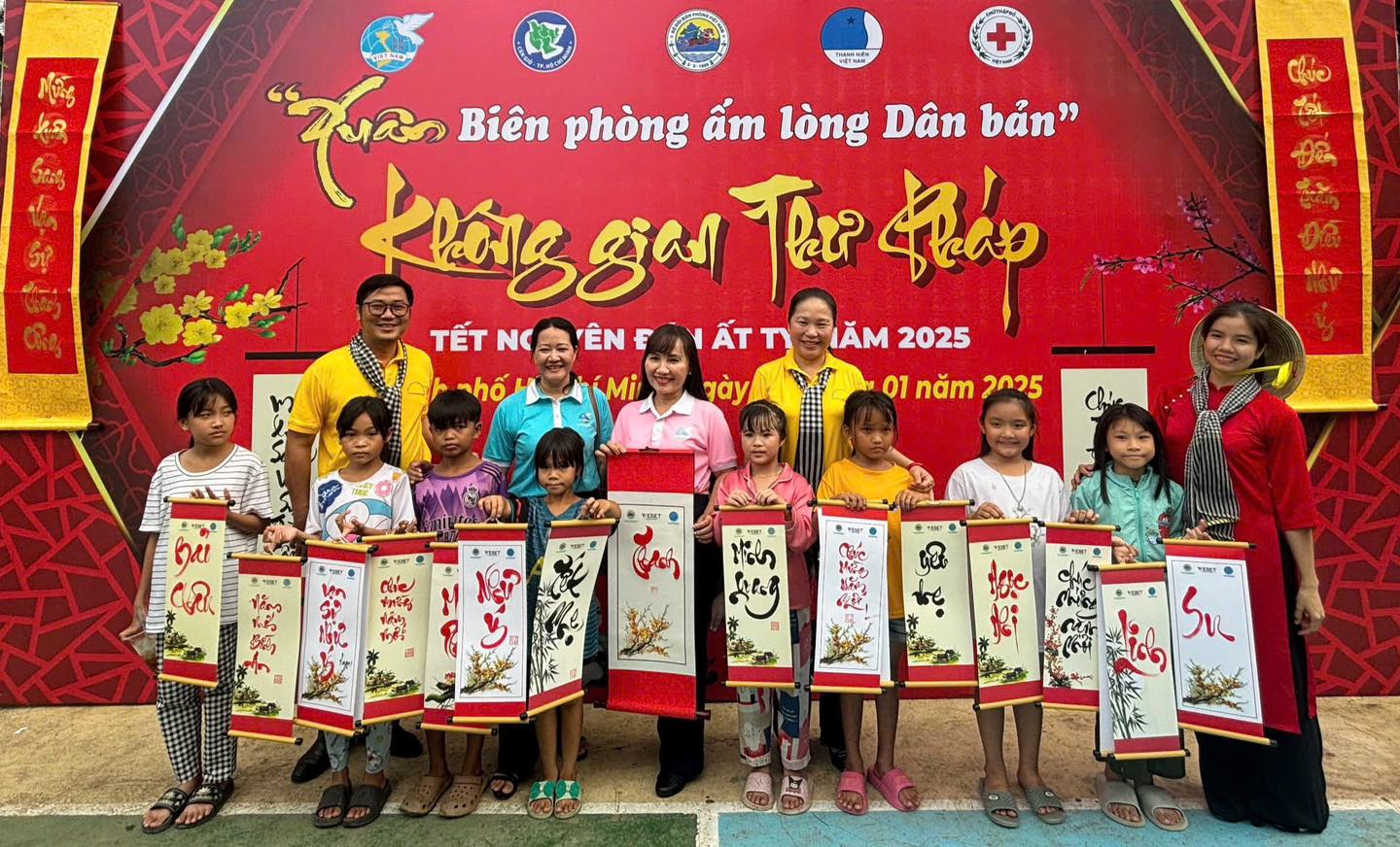 ông đồ viết tặng thư pháp và workshop trải nghiệm viết chữ do Thư pháp Gia Nguyễn tổ chức
