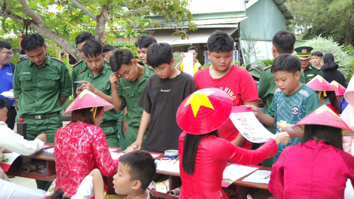 CLB THƯ PHÁP THAM GIA CHƯƠNG TRÌNH “XUÂN BIÊN PHÒNG ẤM LÒNG DÂN BẢN”