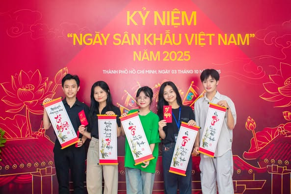 CLB THƯ PHÁP NHÀ VĂN HÓA SINH VIÊN GÓP MẶT TRONG “NGÀY SÂN KHẤU VIỆT NAM” NĂM 2025