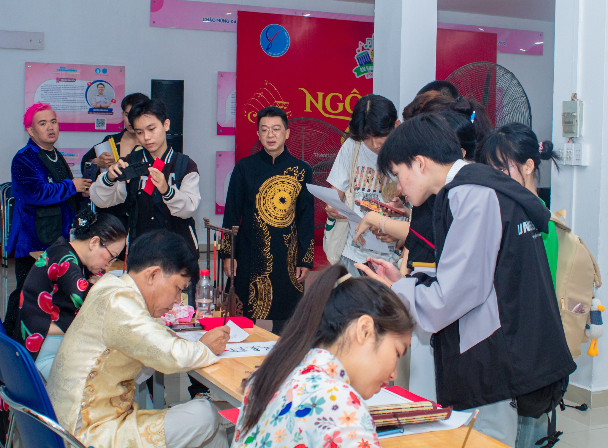 CLB THƯ PHÁP NHÀ VĂN HÓA SINH VIÊN GÓP MẶT TRONG “NGÀY SÂN KHẤU VIỆT NAM” NĂM 2025