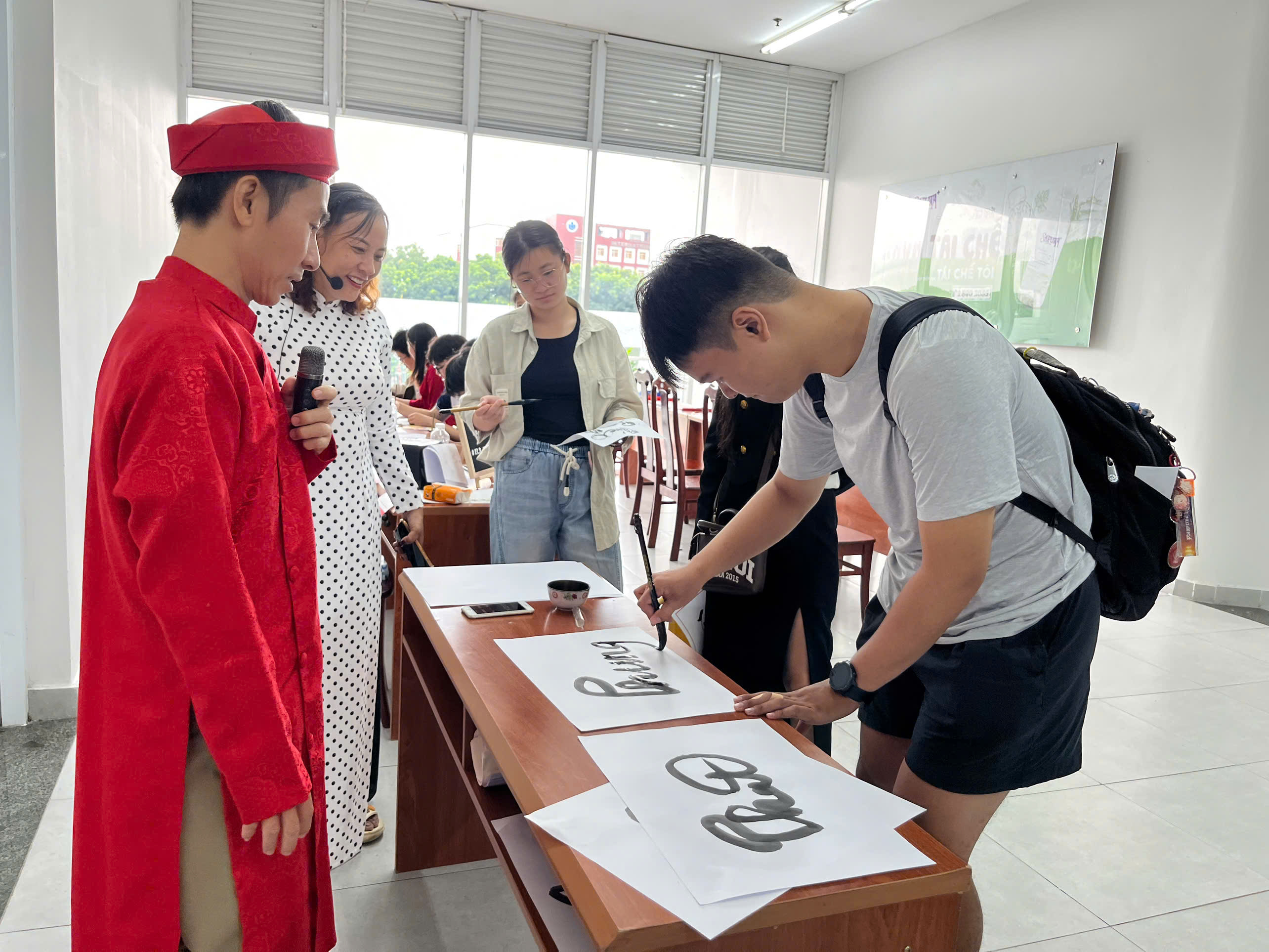 CLB Thư pháp Gia Nguyễn tại Ngày Hội Tân Sinh viên TP.HCM 2025 – Lan tỏa tinh hoa nét Việt