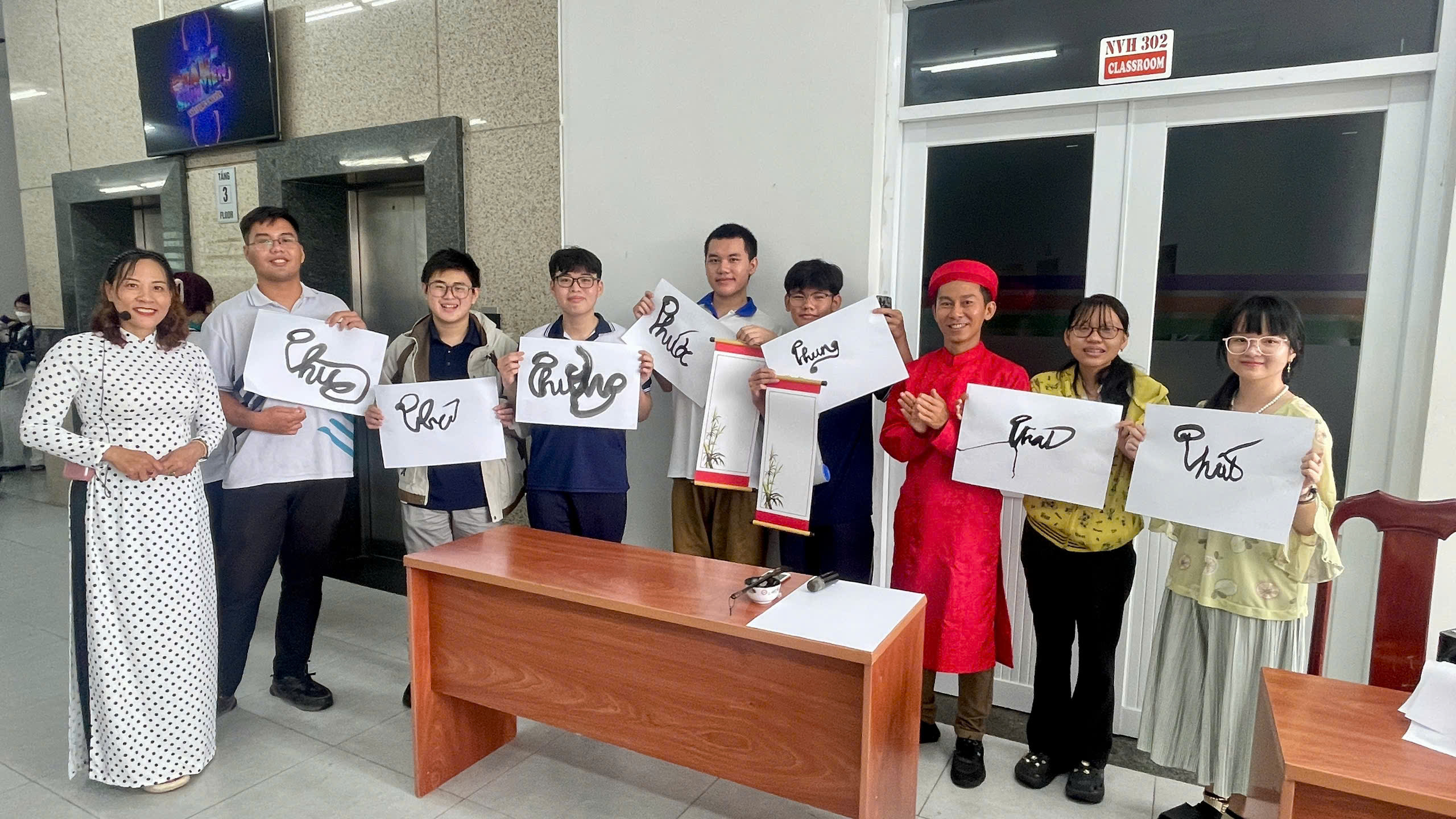 CLB Thư pháp Gia Nguyễn tại Ngày Hội Tân Sinh viên TP.HCM 2025 – Lan tỏa tinh hoa nét Việt