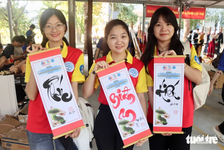 CLB Thư ph&aacute;p tham gia viết tặng chữ v&agrave; trải nghiệm thư ph&aacute;p tại Ng&agrave;y hội &ldquo;Tiếp bước truyền thống học sinh, sinh vi&ecirc;n TP.HCM &ndash; 2025&rdquo;