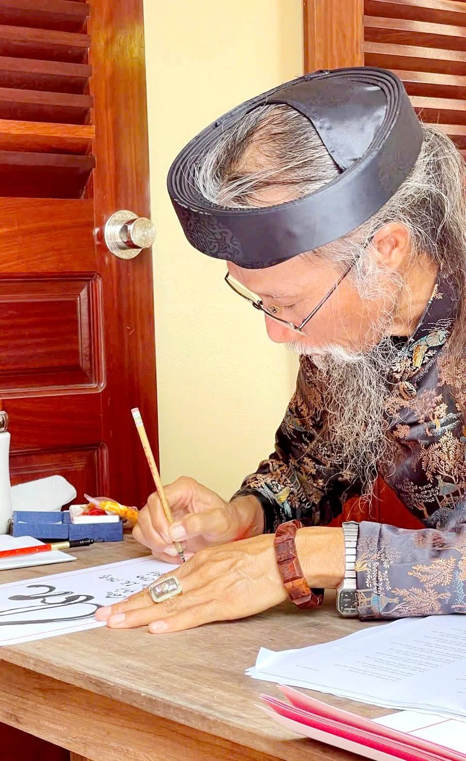 CÂU CHUYỆN ƯỚC MƠ MANG THƯ PHÁP VỀ QUÊ CỦA ÔNG ĐỒ NGỌC TIỆN 