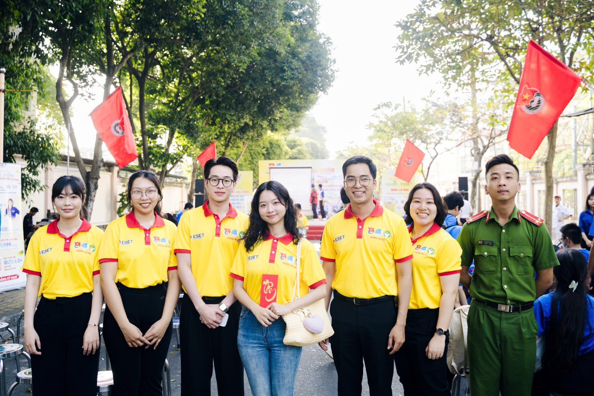 CLB Thư ph&aacute;p Nh&agrave; Văn h&oacute;a Sinh vi&ecirc;n TP.HCM lan tỏa &ldquo;Thư ph&aacute;p &ndash; Tinh hoa n&eacute;t Việt&rdquo; tại Xu&acirc;n T&igrave;nh nguyện 2026