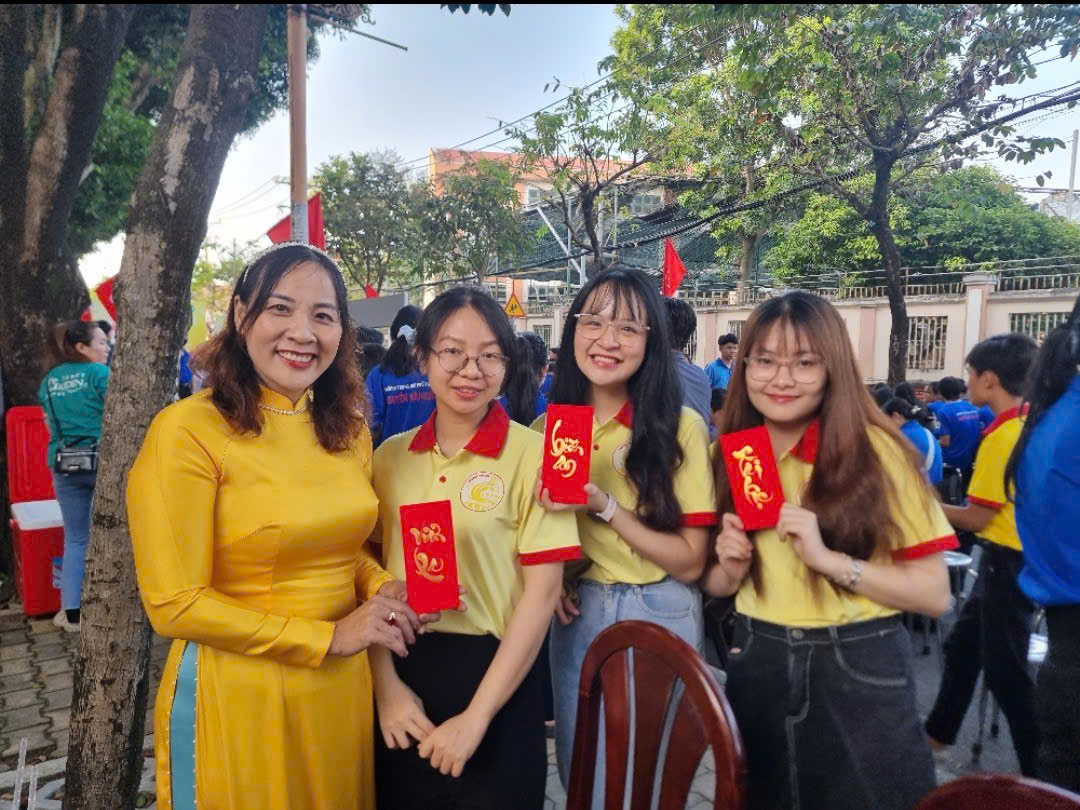 CLB Thư ph&aacute;p Nh&agrave; Văn h&oacute;a Sinh vi&ecirc;n TP.HCM lan tỏa &ldquo;Thư ph&aacute;p &ndash; Tinh hoa n&eacute;t Việt&rdquo; tại Xu&acirc;n T&igrave;nh nguyện 2026