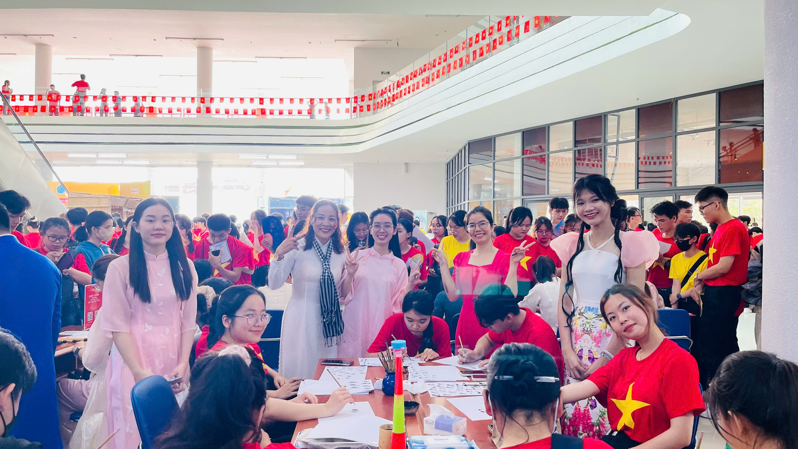 CLB sôi nổi tham gia hoạt động Viết tặng chữ thư pháp và Trải nghiệm nghệ thuật thư pháp tại Ngày hội Văn hóa 2025