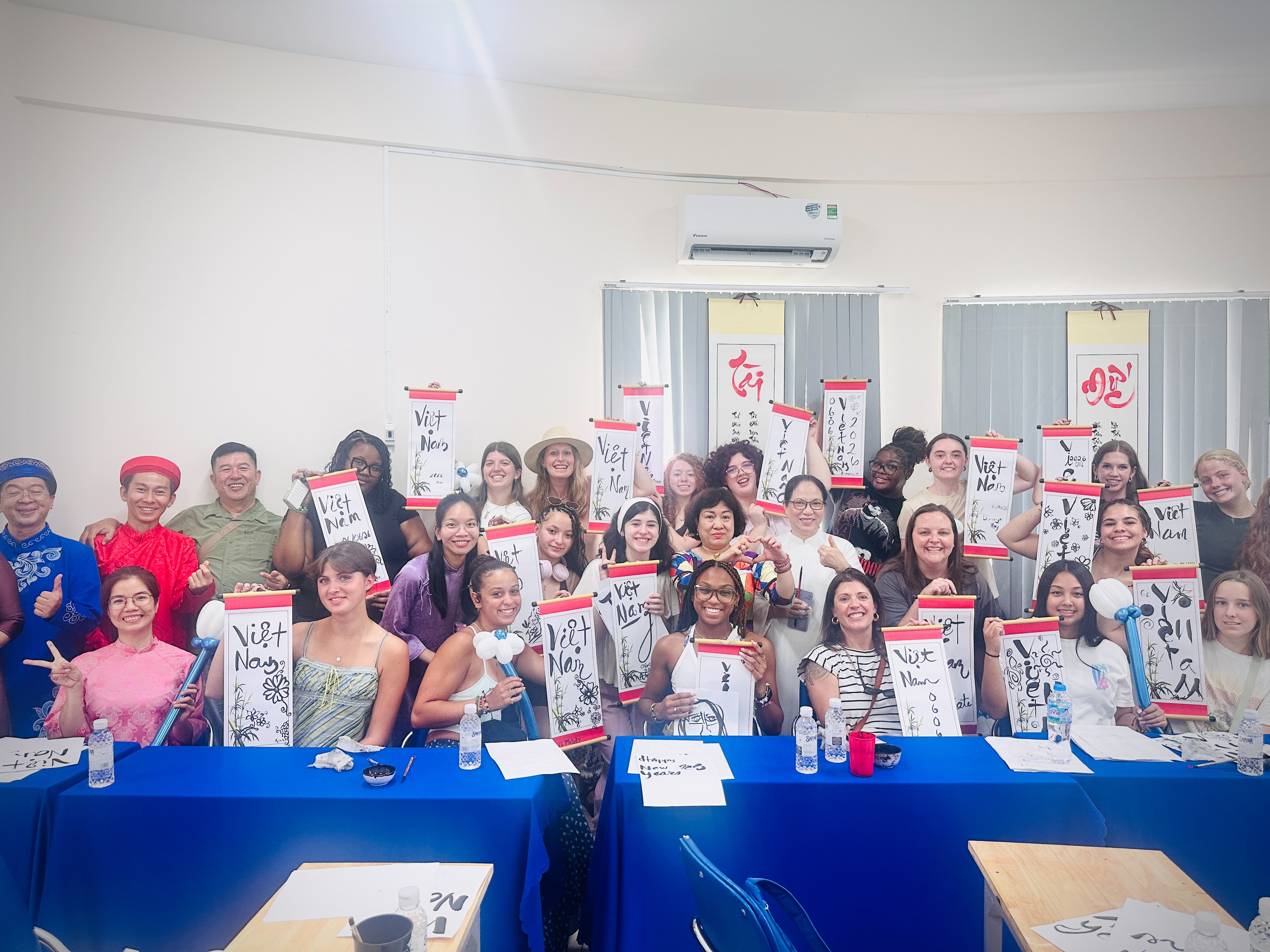 CHƯƠNG TRÌNH TRẢI NGHIỆM THƯ PHÁP VIỆT DÀNH CHO DU HỌC SINH QUỐC TẾ