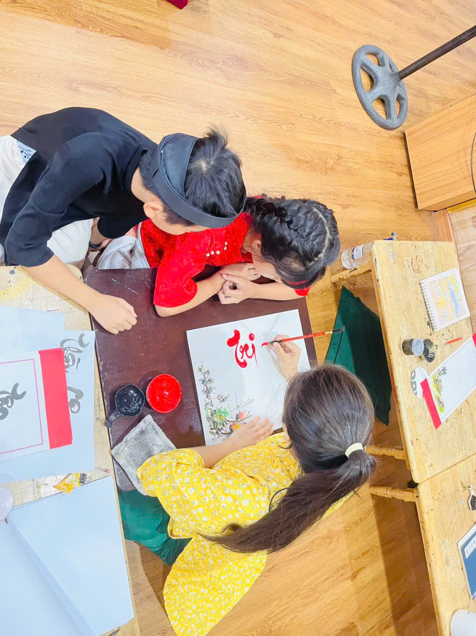 LỚP THƯ PHÁP THIẾU NHI – TRẢI NGHIỆM LÀM THẦY ĐỒ NHÍ | Thư Pháp Gia Nguyễn