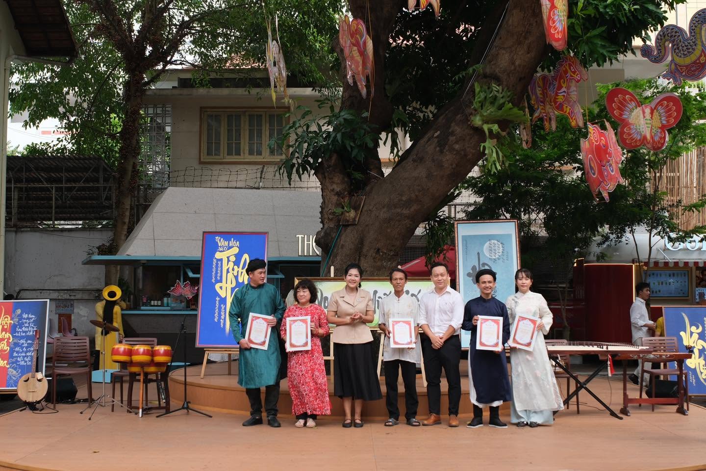 Triển l&atilde;m thư ph&aacute;p non non nước nước
